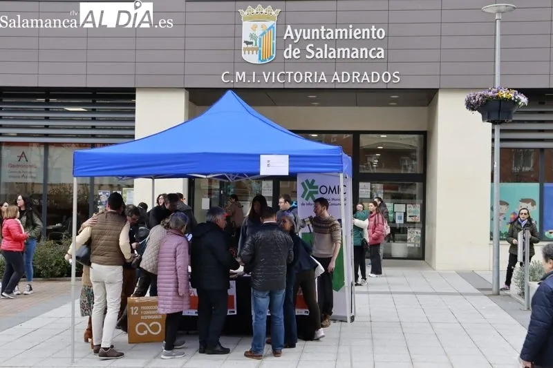 La concejala de Consumo, Vega Villar, participa en la mesa informativa con motivo del Día Mundial de los Derechos de las Personas Consumidoras | FOTOS: Raúl Riego 