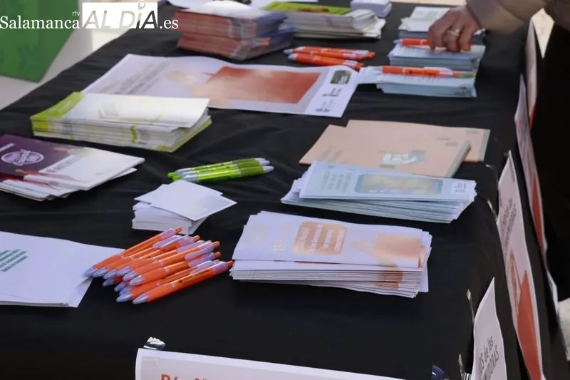 La concejala de Consumo, Vega Villar, participa en la mesa informativa con motivo del Día Mundial de los Derechos de las Personas Consumidoras | FOTOS: Raúl Riego 