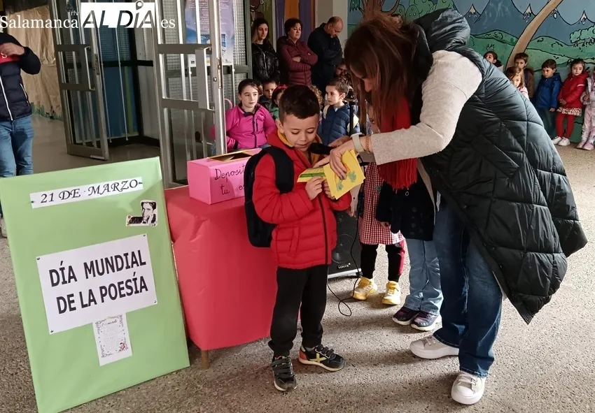 Recital de poemas en el CEIP Manuel Moreno Blanco con motivo del Día Mundial de la Poesía  