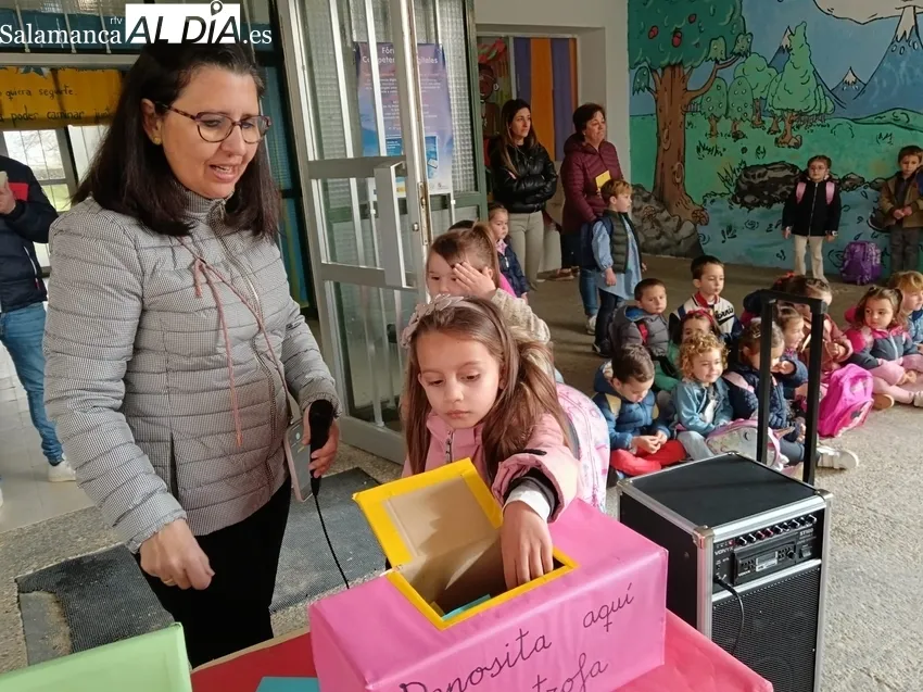 Recital de poemas en el CEIP Manuel Moreno Blanco con motivo del Día Mundial de la Poesía  