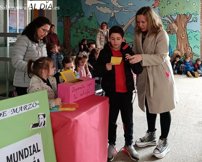 Recital de poemas en el CEIP Manuel Moreno Blanco con motivo del Día Mundial de la Poesía  