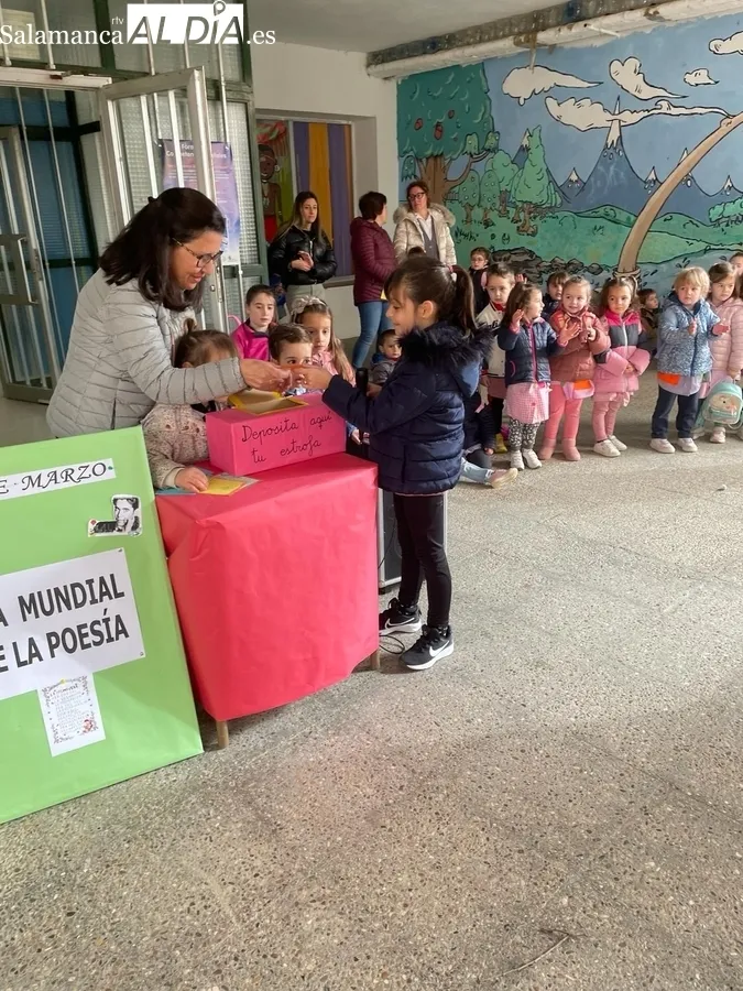 Recital de poemas en el CEIP Manuel Moreno Blanco con motivo del Día Mundial de la Poesía  