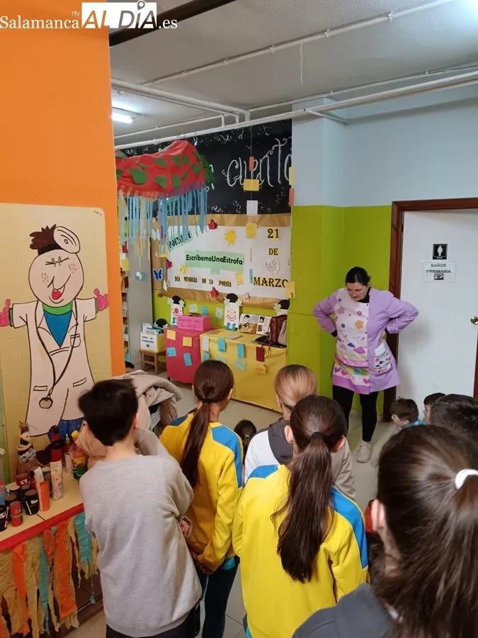 Recital de poemas en el CEIP Manuel Moreno Blanco con motivo del Día Mundial de la Poesía  