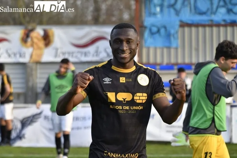 Foto 16 - Mati saca fuerzas para dedicarle el gol y el triunfo del Salamanca UDS en Almaz&aacute;n a su padre (0-1)