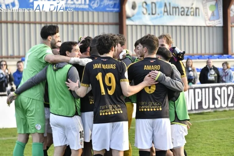 Foto 15 - Mati saca fuerzas para dedicarle el gol y el triunfo del Salamanca UDS en Almaz&aacute;n a su padre (0-1)
