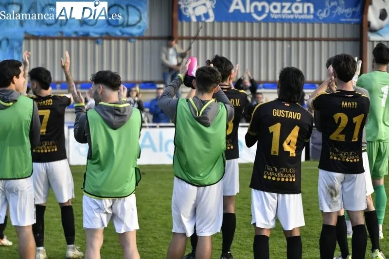 Foto 13 - Mati saca fuerzas para dedicarle el gol y el triunfo del Salamanca UDS en Almaz&aacute;n a su padre (0-1)