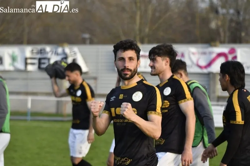 Foto 12 - Mati saca fuerzas para dedicarle el gol y el triunfo del Salamanca UDS en Almaz&aacute;n a su padre (0-1)