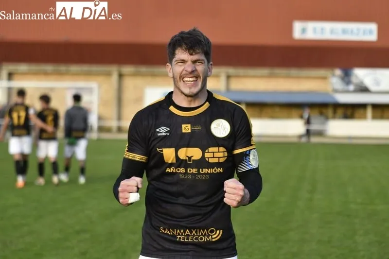 Foto 11 - Mati saca fuerzas para dedicarle el gol y el triunfo del Salamanca UDS en Almaz&aacute;n a su padre (0-1)