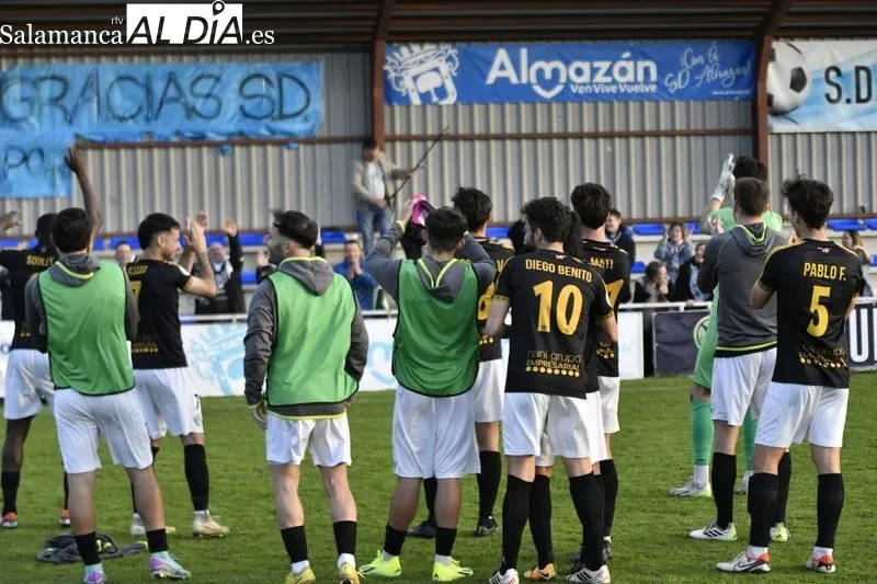 Foto 10 - Mati saca fuerzas para dedicarle el gol y el triunfo del Salamanca UDS en Almaz&aacute;n a su padre (0-1)
