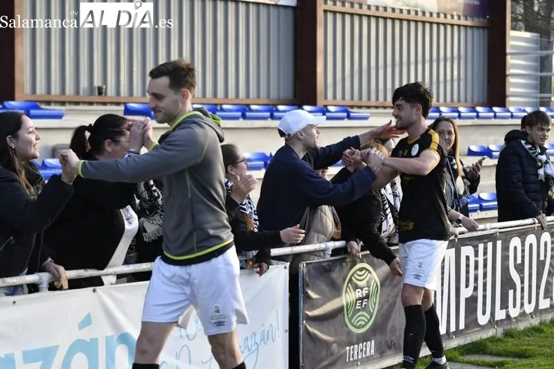 Foto 9 - Mati saca fuerzas para dedicarle el gol y el triunfo del Salamanca UDS en Almaz&aacute;n a su padre (0-1)