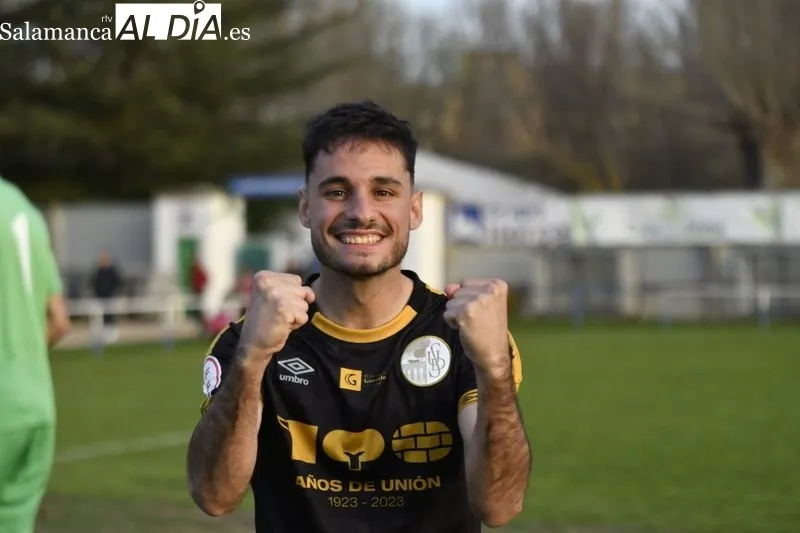Foto 5 - Mati saca fuerzas para dedicarle el gol y el triunfo del Salamanca UDS en Almaz&aacute;n a su padre (0-1)