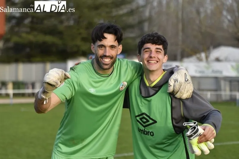 Foto 3 - Mati saca fuerzas para dedicarle el gol y el triunfo del Salamanca UDS en Almaz&aacute;n a su padre (0-1)