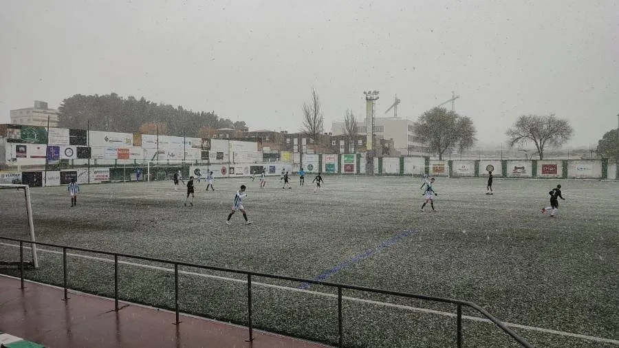 Foto 3 - El Cadete del Ciudad Rodrigo gana bajo la nieve al Guijuelo