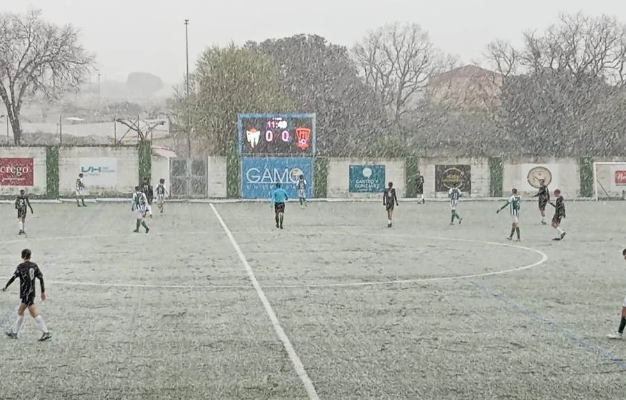 Foto 2 - El Cadete del Ciudad Rodrigo gana bajo la nieve al Guijuelo