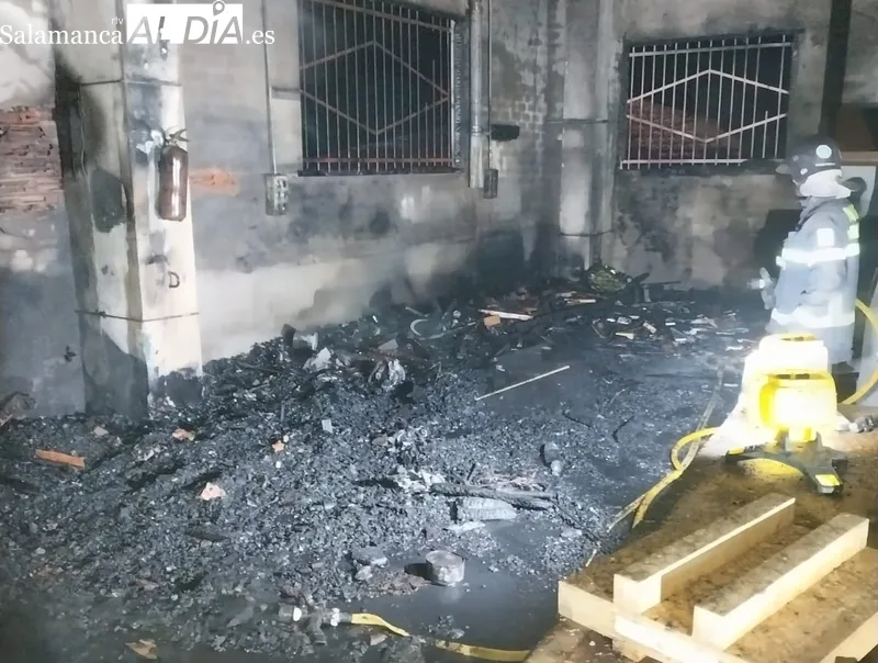 Imágenes del estado ene l que ha quedado esta conocida carpintería de Lumbrales de la carretera de la Estación