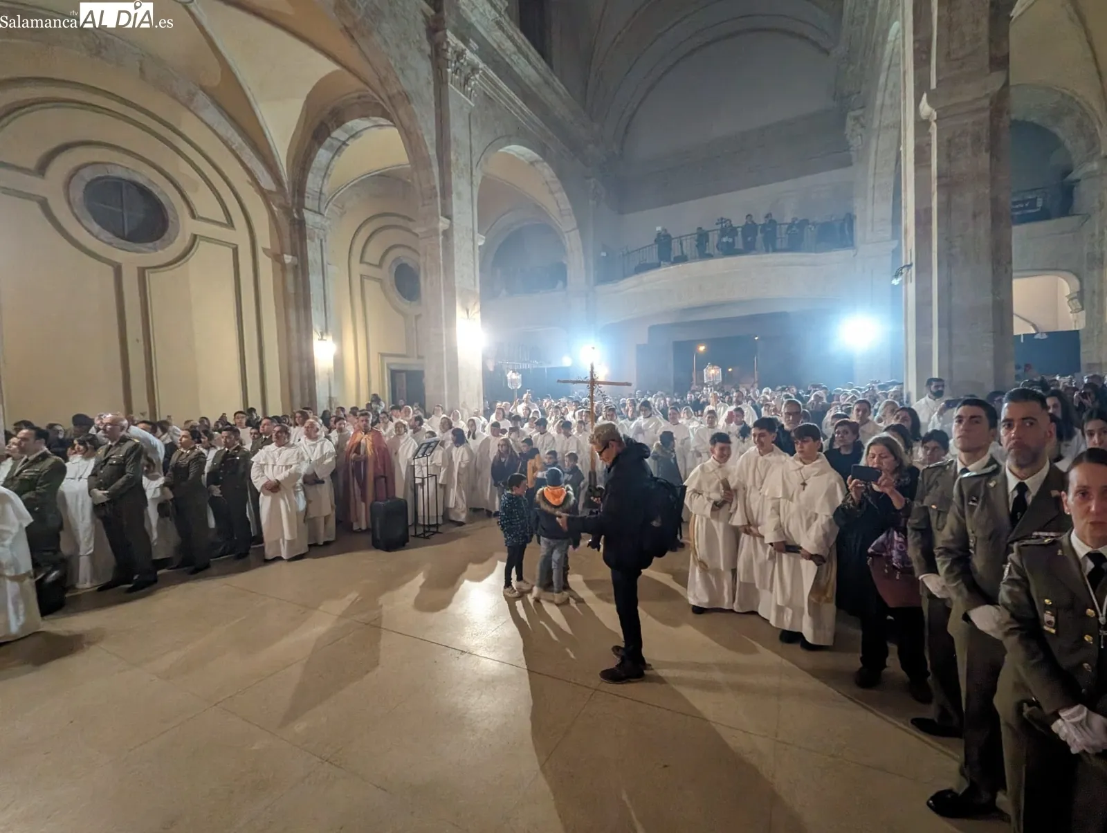 El Cristo del Amor y de la Paz procesiona en el interior del Arrabal | FOTOS: David Sañudo