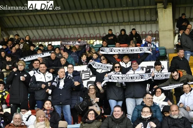 Los aficionados del Salamanca UDS aprovechan las dos entradas gratis pese al frío, el mal tiempo y el fin de la Semana Santa