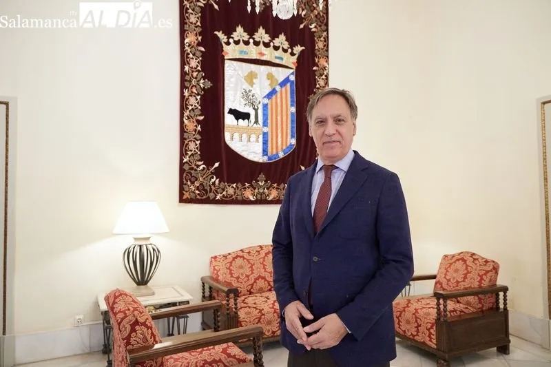 Carlos García Carbayo, alcalde de Salamanca, en el Ayuntamiento. Foto de David Sañudo