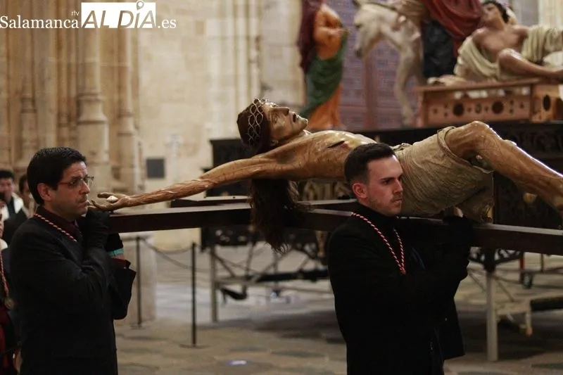 Tradicional acto del ‘Poeta ante la cruz’ con Mónica Velasco, el Coro Francisco Salinas y Alberto Iglesias al órgano. Fotos: Raúl Riego