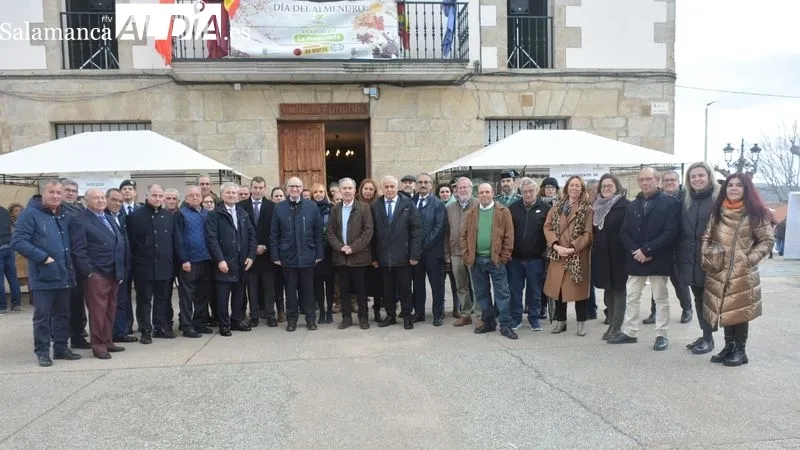 Foto 3 - La Fregeneda pone al mal tiempo buena cara en su tradicional Fiesta del Almendro