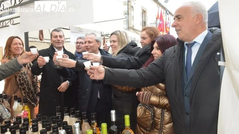 Foto 2 - La Fregeneda pone al mal tiempo buena cara en su tradicional Fiesta del Almendro