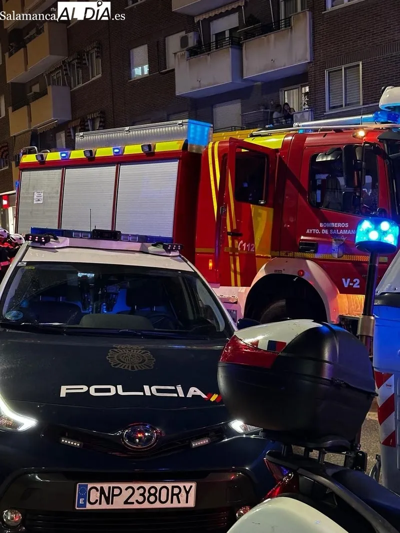 Bomberos y Policía Nacional a las puertas del bar de la carretera de Ledesma