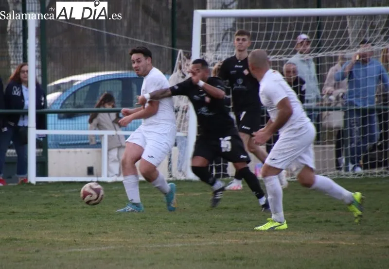 Foto 10 - Reparto de puntos entre Alba de Tormes CF y UD Mirobrigense (1-1)