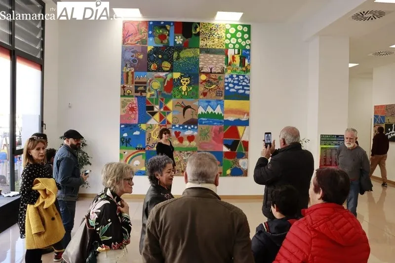 Inauguración de 'Cromático', en la cafetería del Centro Victoria Adrados. Fotos: Raúl Riego