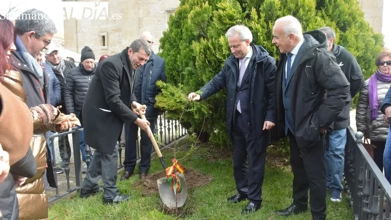 Foto 10 - La Fregeneda pone al mal tiempo buena cara en su tradicional Fiesta del Almendro