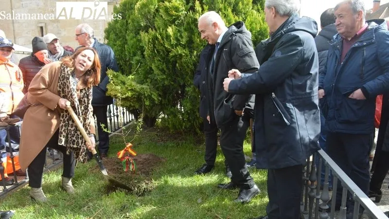 Foto 8 - La Fregeneda pone al mal tiempo buena cara en su tradicional Fiesta del Almendro
