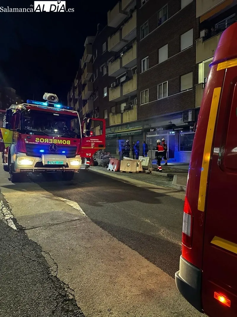 Bomberos y Policía Nacional a las puertas del bar de la carretera de Ledesma