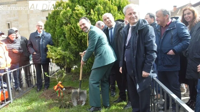Foto 6 - La Fregeneda pone al mal tiempo buena cara en su tradicional Fiesta del Almendro