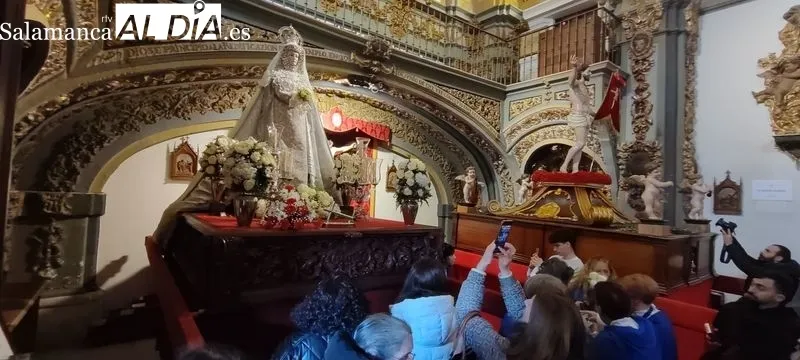 Encuentro de Jesús Resucitado y la Virgen de la Alegría en el interior de la iglesia de la Vera Cruz; y fieles visitando las imágenes. Fotos: Raúl González Riego
