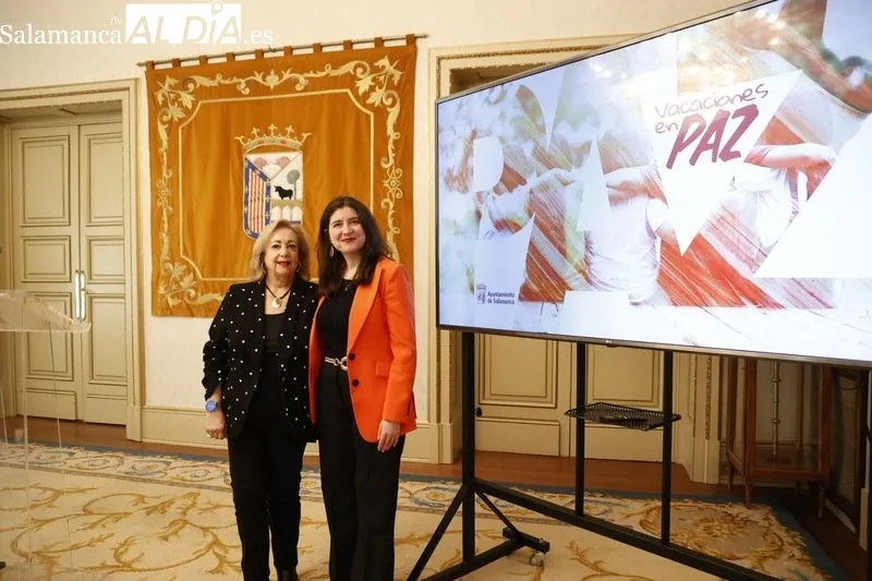 La concejala de Familia e Igualdad de Oportunidades, Miryam Rodríguez, acompañada por la presidenta de la entidad, Ángeles Giménez, en el Ayuntamiento. Foto de David Sañudo