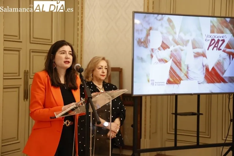 La concejala de Familia e Igualdad de Oportunidades, Miryam Rodríguez, acompañada por la presidenta de la entidad, Ángeles Giménez, en el Ayuntamiento. Foto de David Sañudo