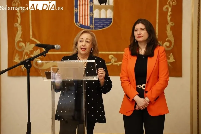 La concejala de Familia e Igualdad de Oportunidades, Miryam Rodríguez, acompañada por la presidenta de la entidad, Ángeles Giménez, en el Ayuntamiento. Foto de David Sañudo