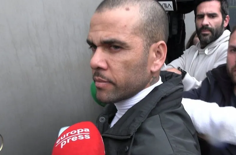 Dani Alves, antes de entrar a su casa - EP 
