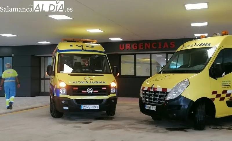 Foto de archivo de ambulancias junto al Hospital de Salamanca