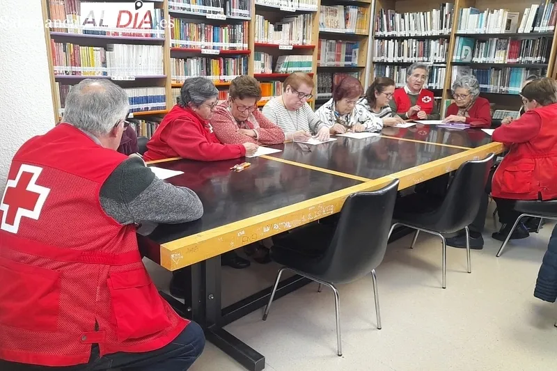 Actividad de Cruz roja Vitigudino en la Biblioteca Municipal con un grupo de mujeres 