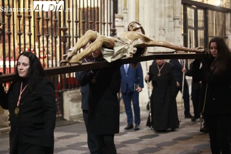 Tradicional acto del ‘Poeta ante la cruz’ con Mónica Velasco, el Coro Francisco Salinas y Alberto Iglesias al órgano. Fotos: Raúl Riego