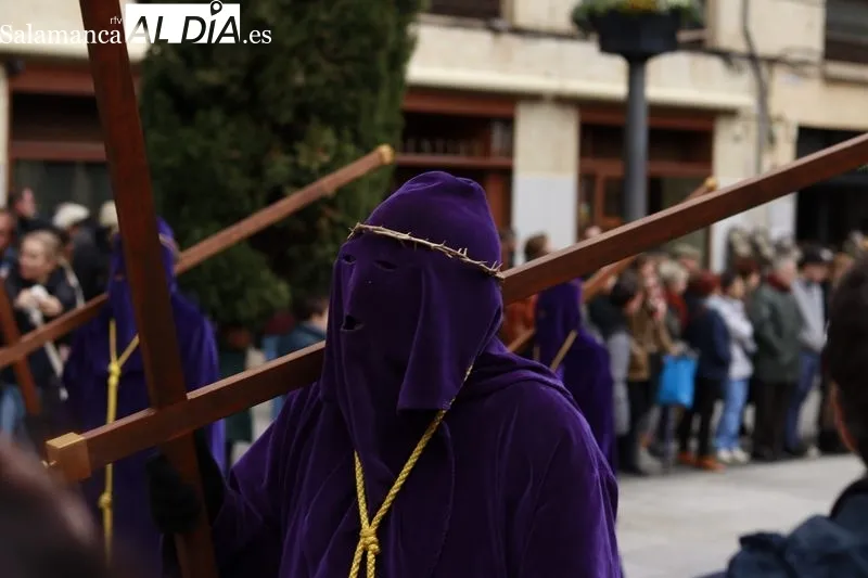 Salida de la procesión de Nuestro Padre Jesús Nazareno y Santo Entierro y la fuerte tromba de agua y granizo que ha obligado de regresar a la iglesia. Fotos: Raúl Riego