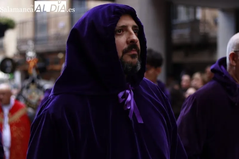 Salida de la procesión de Nuestro Padre Jesús Nazareno y Santo Entierro y la fuerte tromba de agua y granizo que ha obligado de regresar a la iglesia. Fotos: Raúl Riego