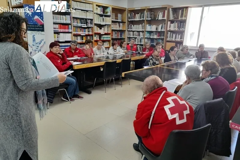 Actividad de Cruz roja Vitigudino en la Biblioteca Municipal con un grupo de mujeres 