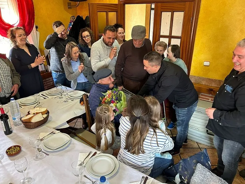 Foto 5 - La Atalaya rinde homenaje a su centenario vecino &Aacute;ngel Mor&aacute;n