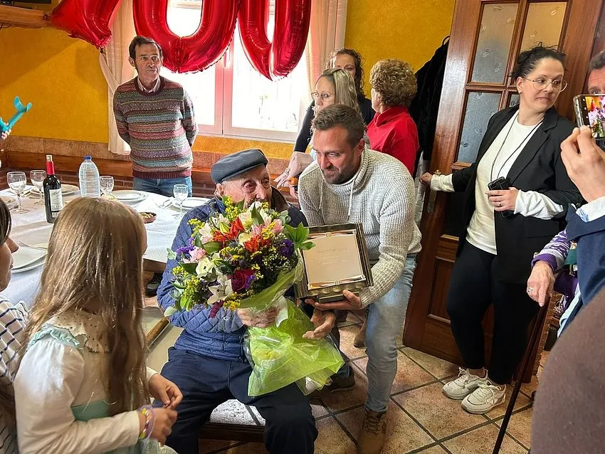 Foto 3 - La Atalaya rinde homenaje a su centenario vecino &Aacute;ngel Mor&aacute;n