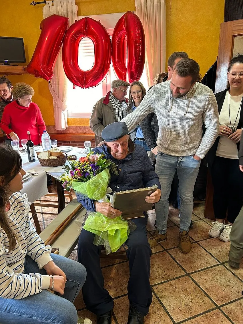 Foto 2 - La Atalaya rinde homenaje a su centenario vecino &Aacute;ngel Mor&aacute;n