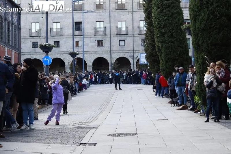 Salida de la procesión de Nuestro Padre Jesús Nazareno y Santo Entierro y la fuerte tromba de agua y granizo que ha obligado de regresar a la iglesia. Fotos: Raúl Riego