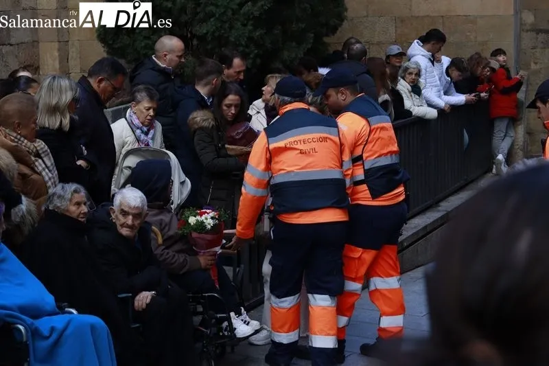 Salida de la procesión de Nuestro Padre Jesús Nazareno y Santo Entierro y la fuerte tromba de agua y granizo que ha obligado de regresar a la iglesia. Fotos: Raúl Riego