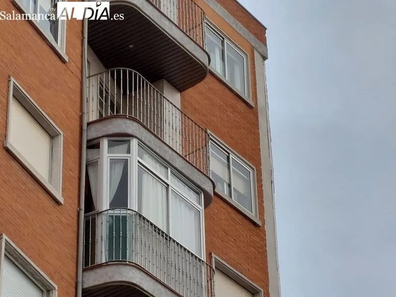 Policías Local y Nacional, así como Bomberos, en la calle Vergara ante el peligro de caída de una parte de la fachada