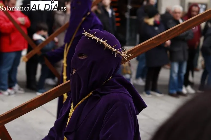 Salida de la procesión de Nuestro Padre Jesús Nazareno y Santo Entierro y la fuerte tromba de agua y granizo que ha obligado de regresar a la iglesia. Fotos: Raúl Riego